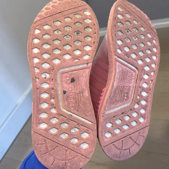 Adidas Big girls sneakers size 6/ womens size 7.5