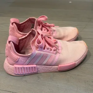 Adidas Big girls sneakers size 6/ womens size 7.5