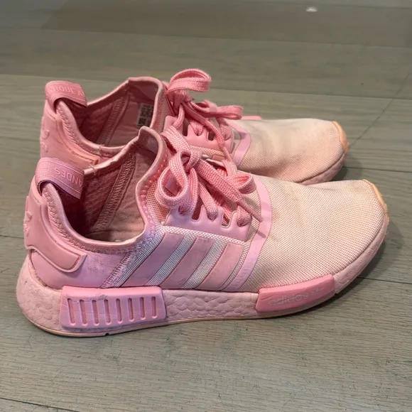 Adidas Big girls sneakers size 6/ womens size 7.5