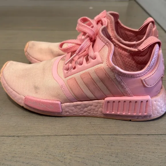 Adidas Big girls sneakers size 6/ womens size 7.5