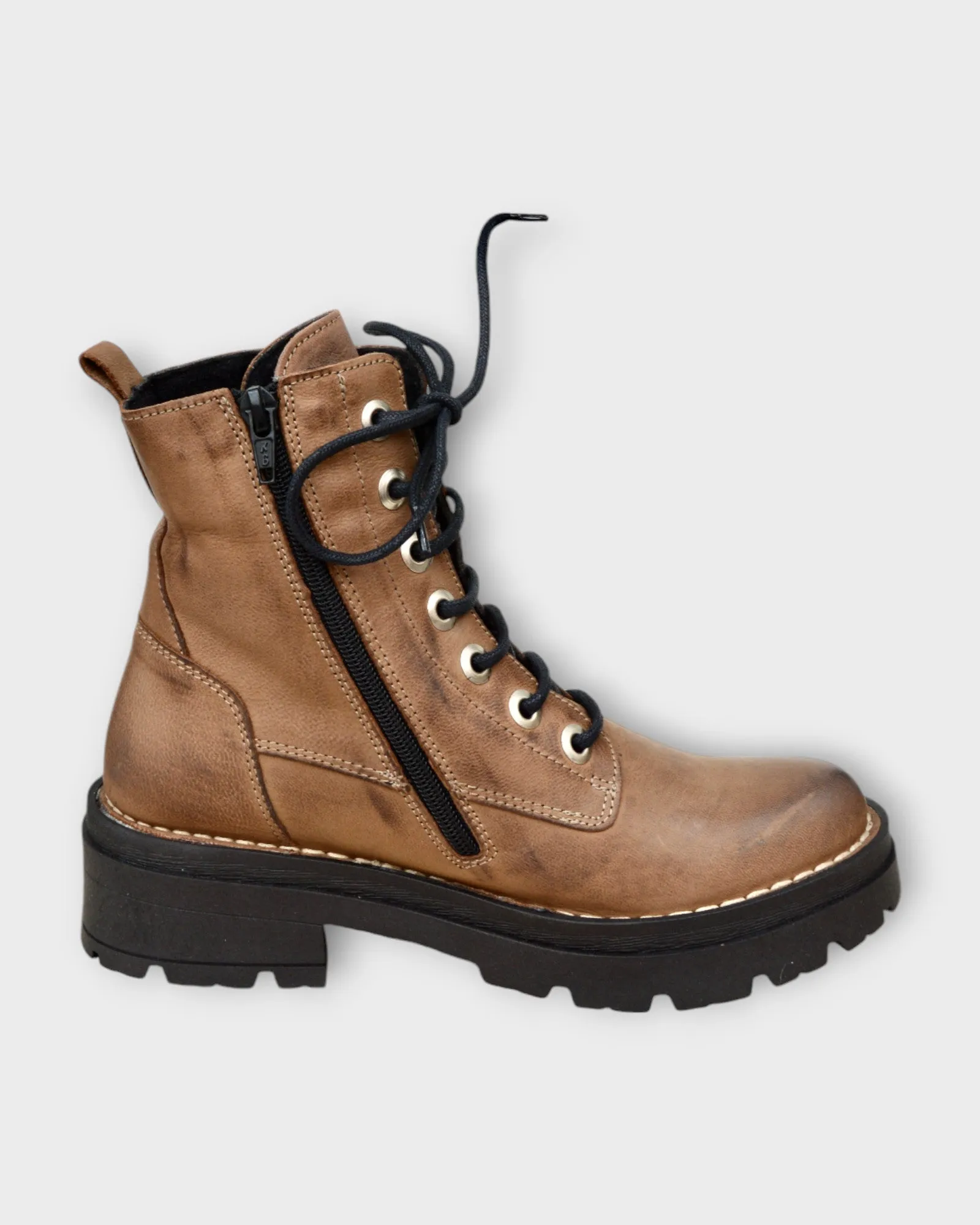 Chacal 6076 Size 36 only