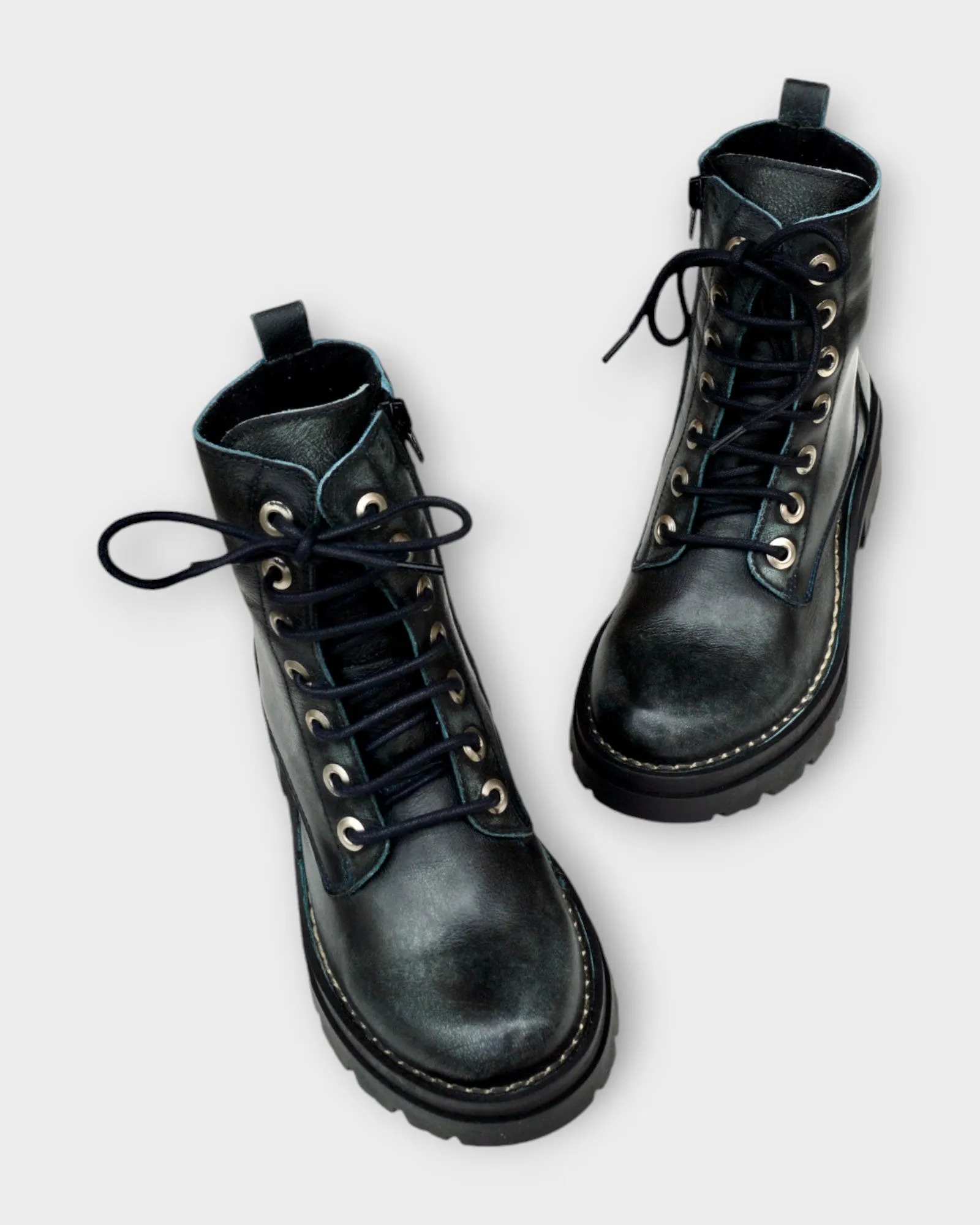 Chacal 6076 size 38 only