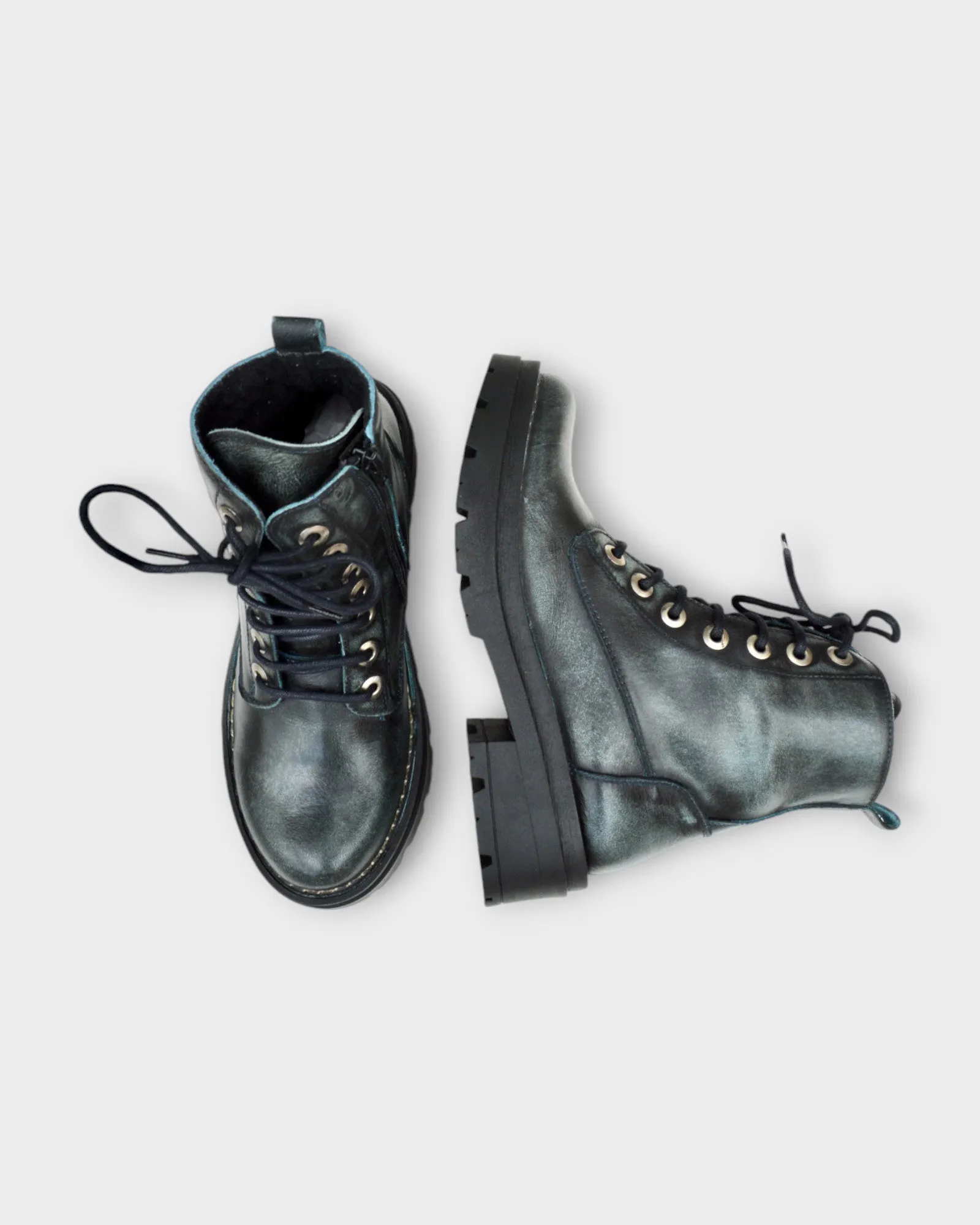 Chacal 6076 size 38 only