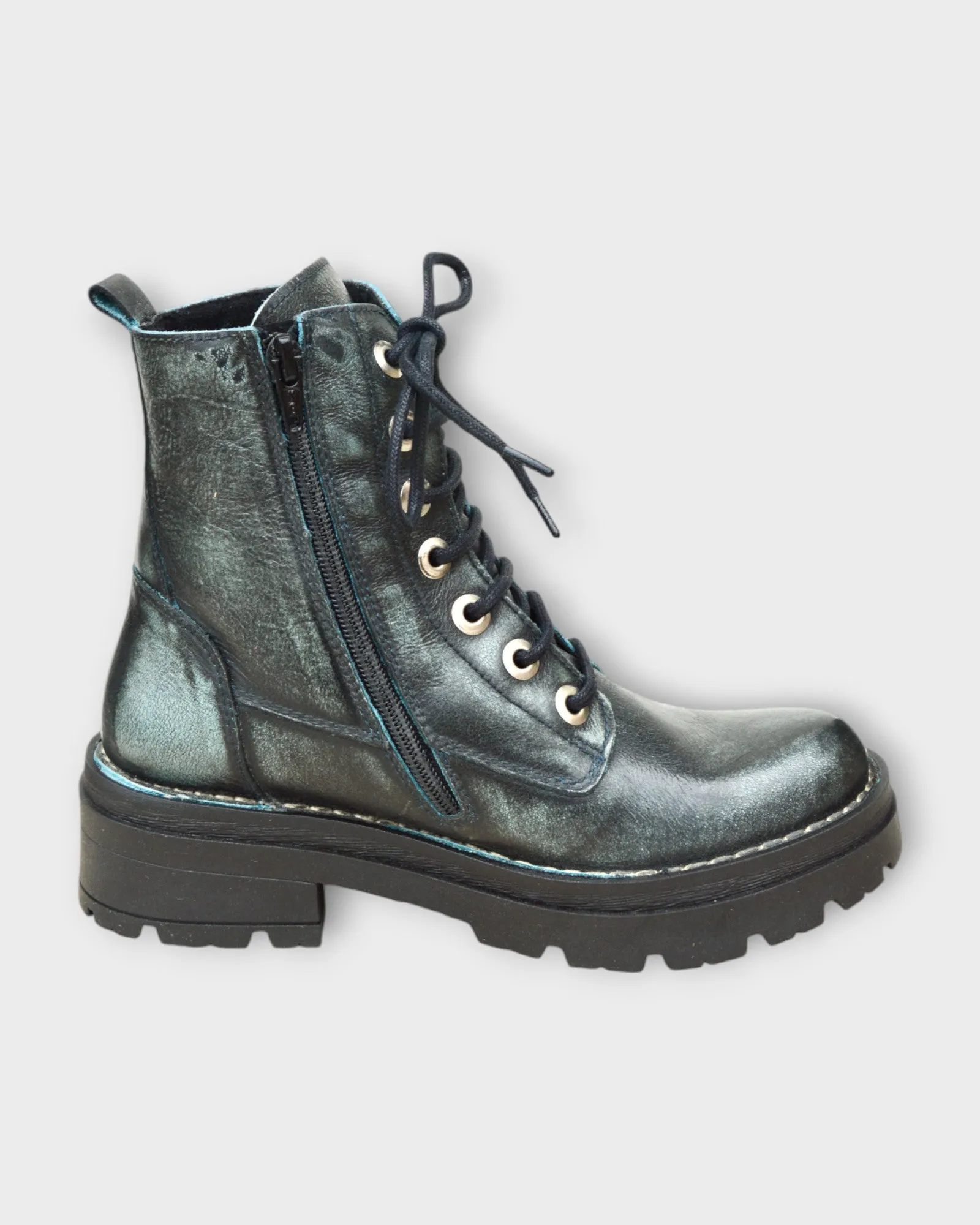Chacal 6076 size 38 only