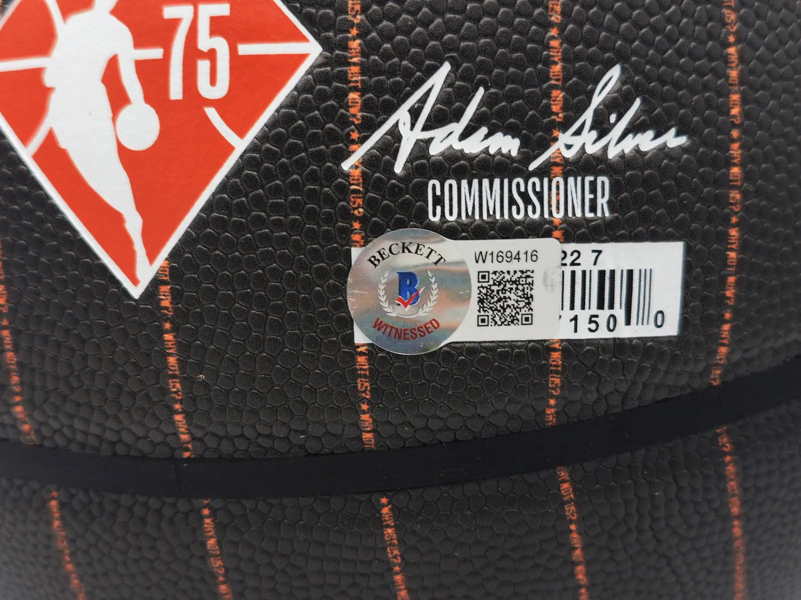 SHAQUILLE O'NEAL AUTOGRAPHED 75TH ANNIVERSARY BASKETBALL MAGIC BECKETT 235721