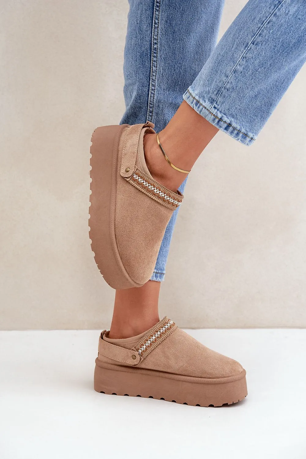 Snow boots